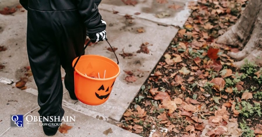 kids on Halloween trick or treating
