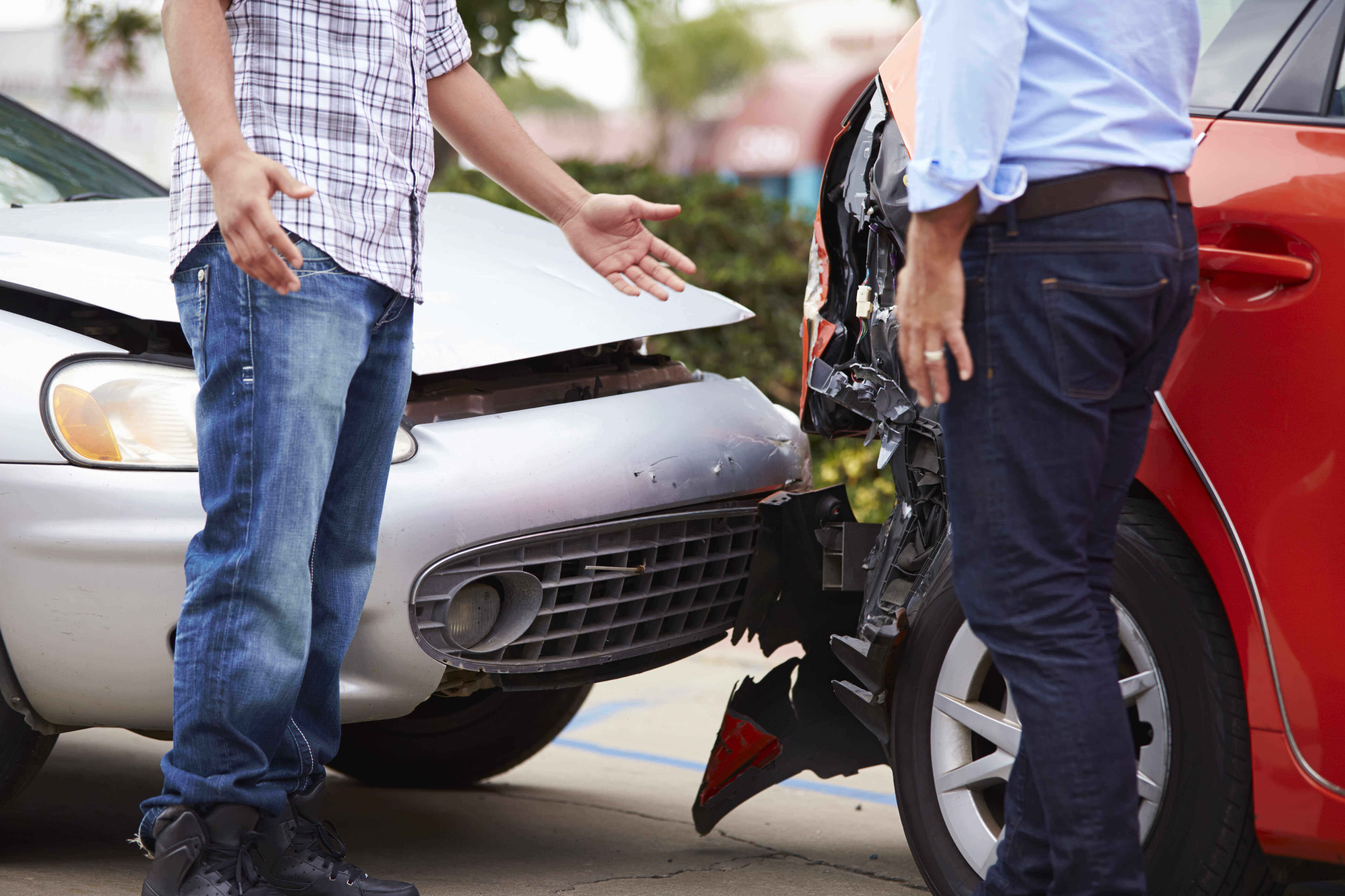 People discussing car accident